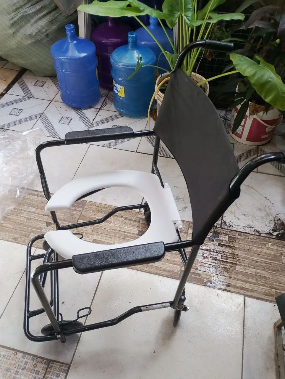 Cadeira de rodas pra banho  - Foto 2