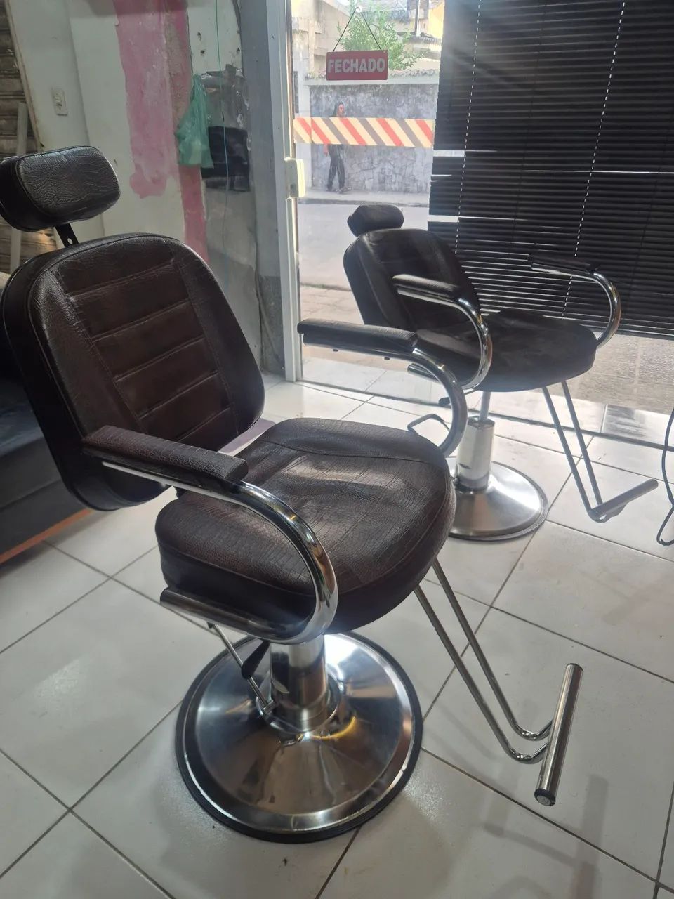 Cadeiras barbearia  ,semi novas  - Foto 2