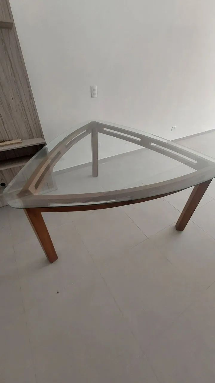 Mesa triangular com tampo de vidro para 6 cadeiras