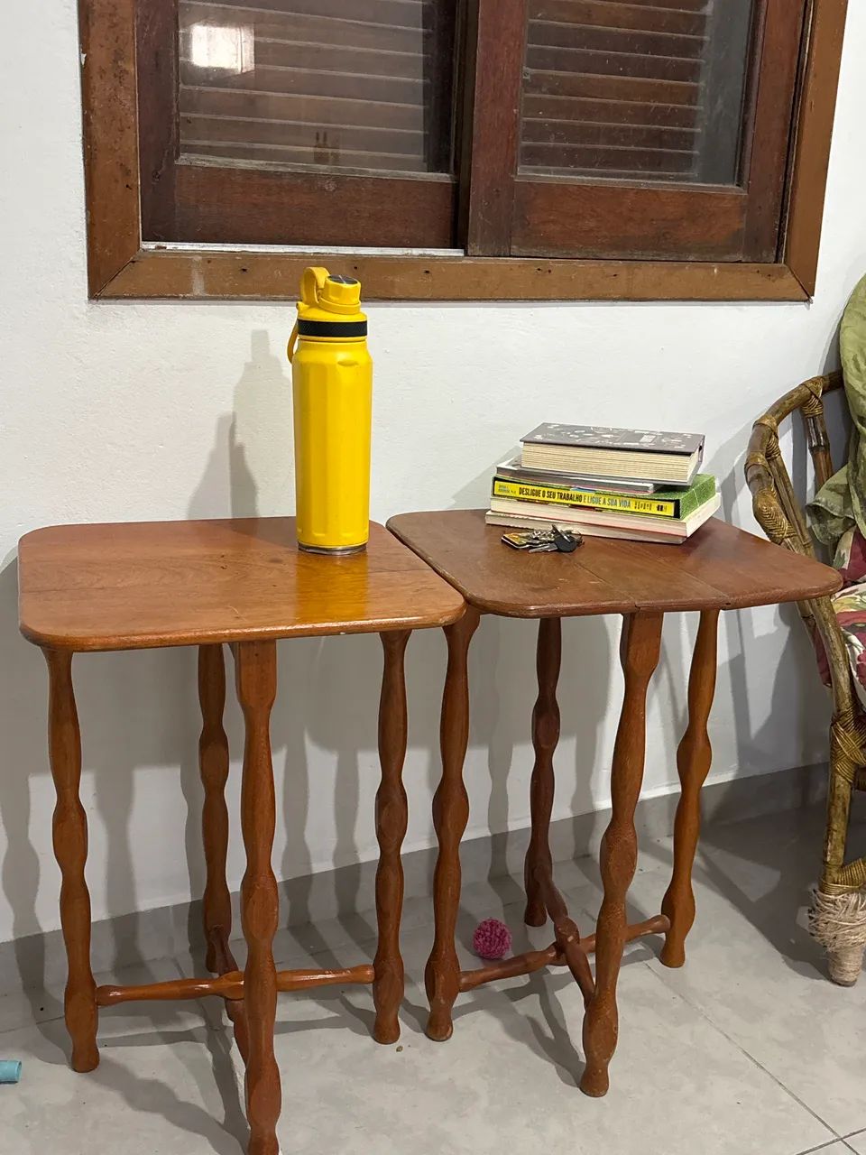 Vendo duas banquetas de madeira 