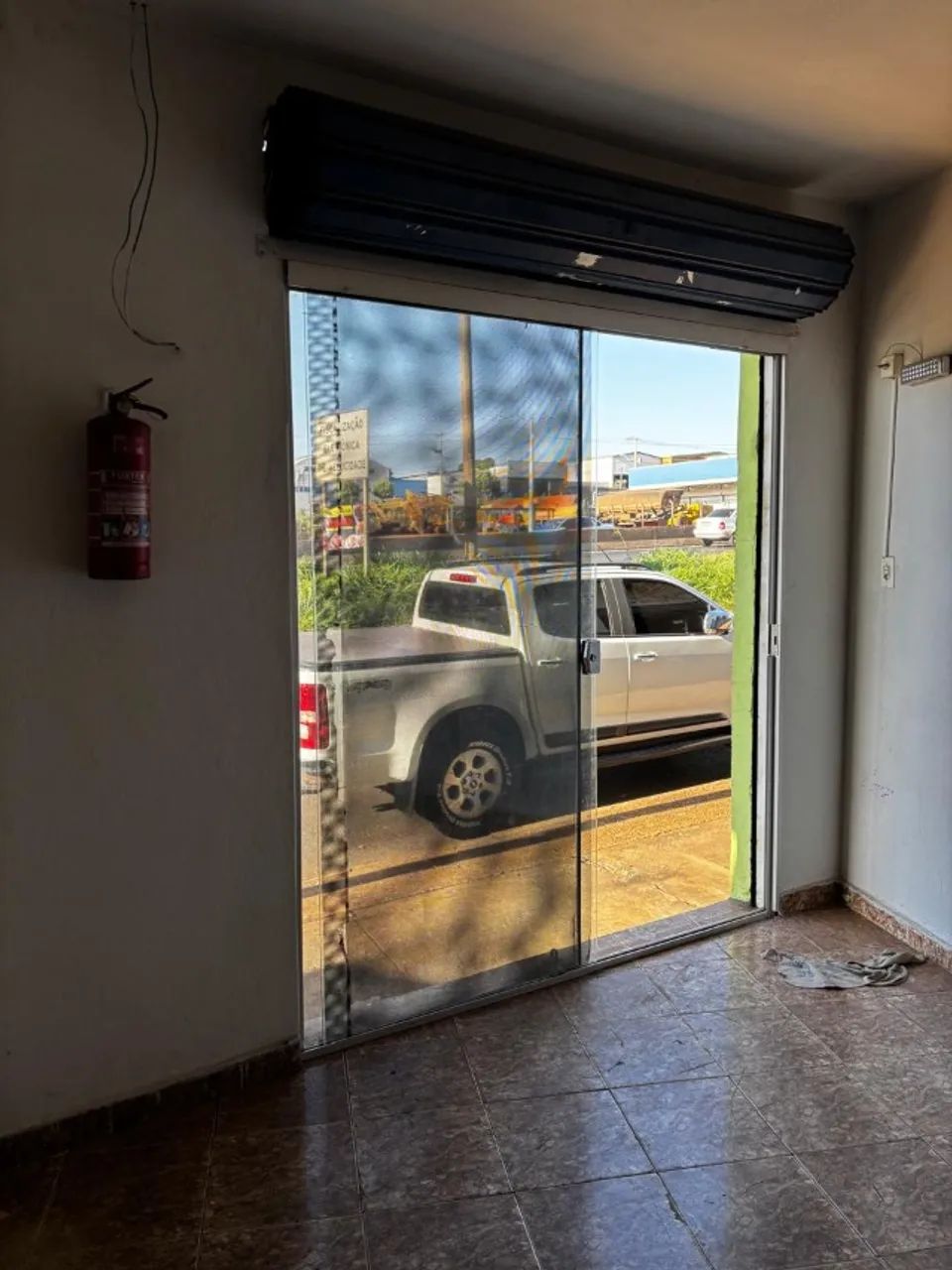 Sala em frente BR 050 em dois ambientes, com banheiro, 30m² - Foto 2