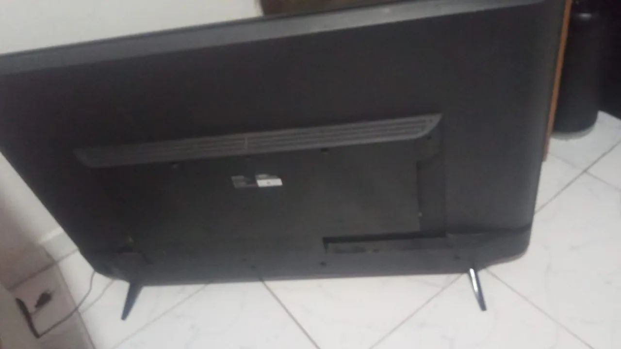 Tv aiwa 50 polegadas com tela trincada para retirada de peças  - Foto 2