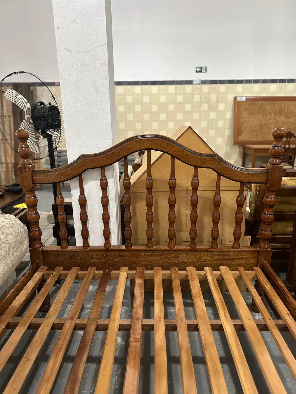 Cama de casal entalhada de madeira maciça  - Foto 3