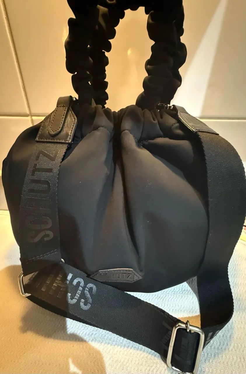 Bolsa Schutz em nylon preta  - Foto 3