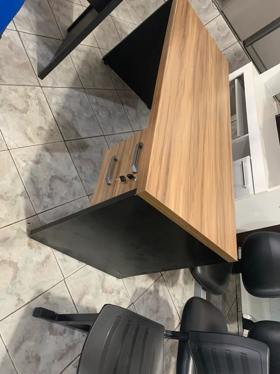 Mesa com duas gavetas c chave! 