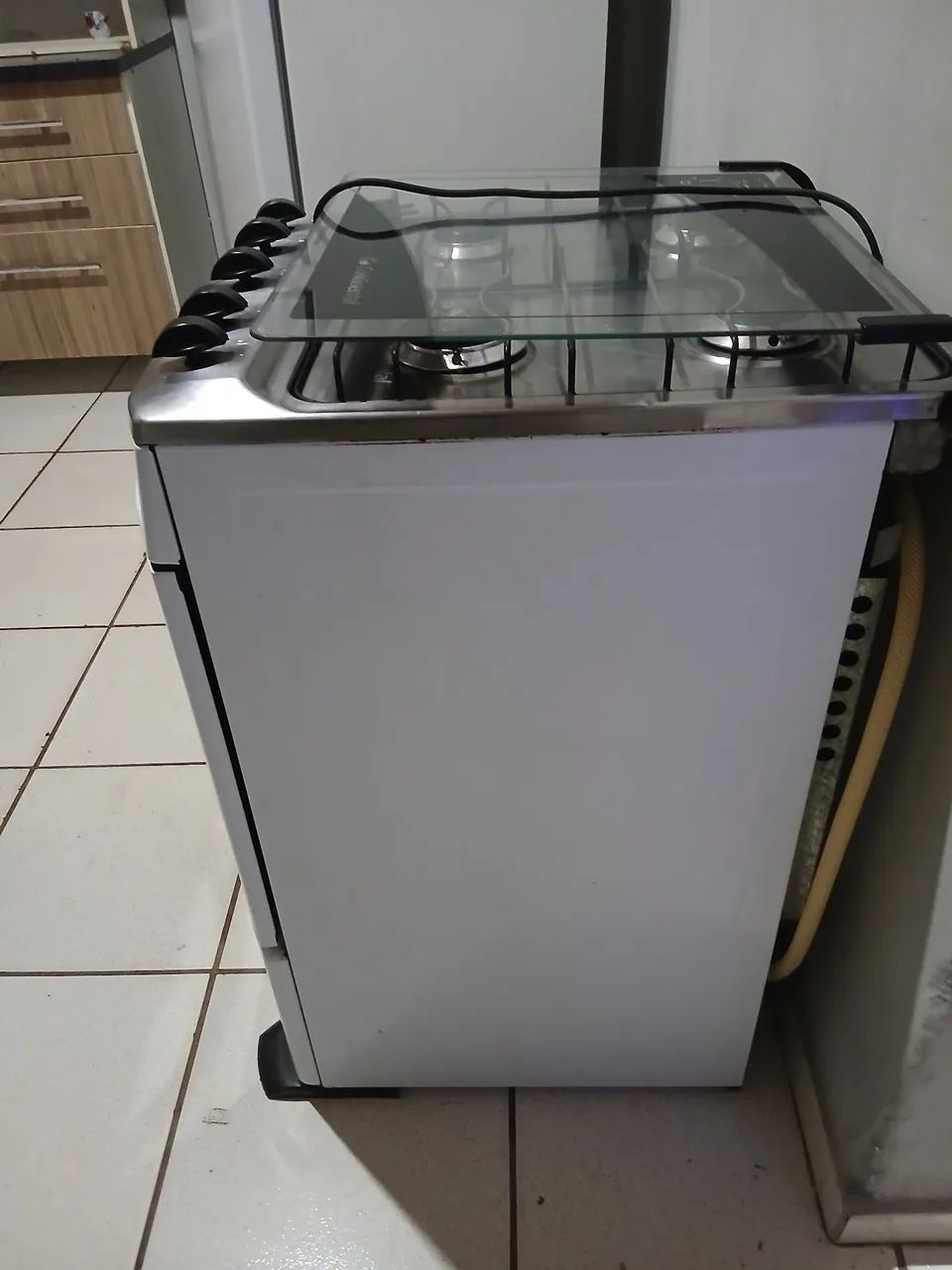 Fogão funciona, tem um pequeno defeito. Ao ligar o registro do gás, ja liga uma boca diret - Foto 3