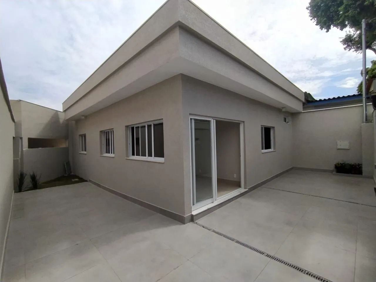 Casa de 3 quartos, com acabamento de 1° qualidade, 3 vagas.