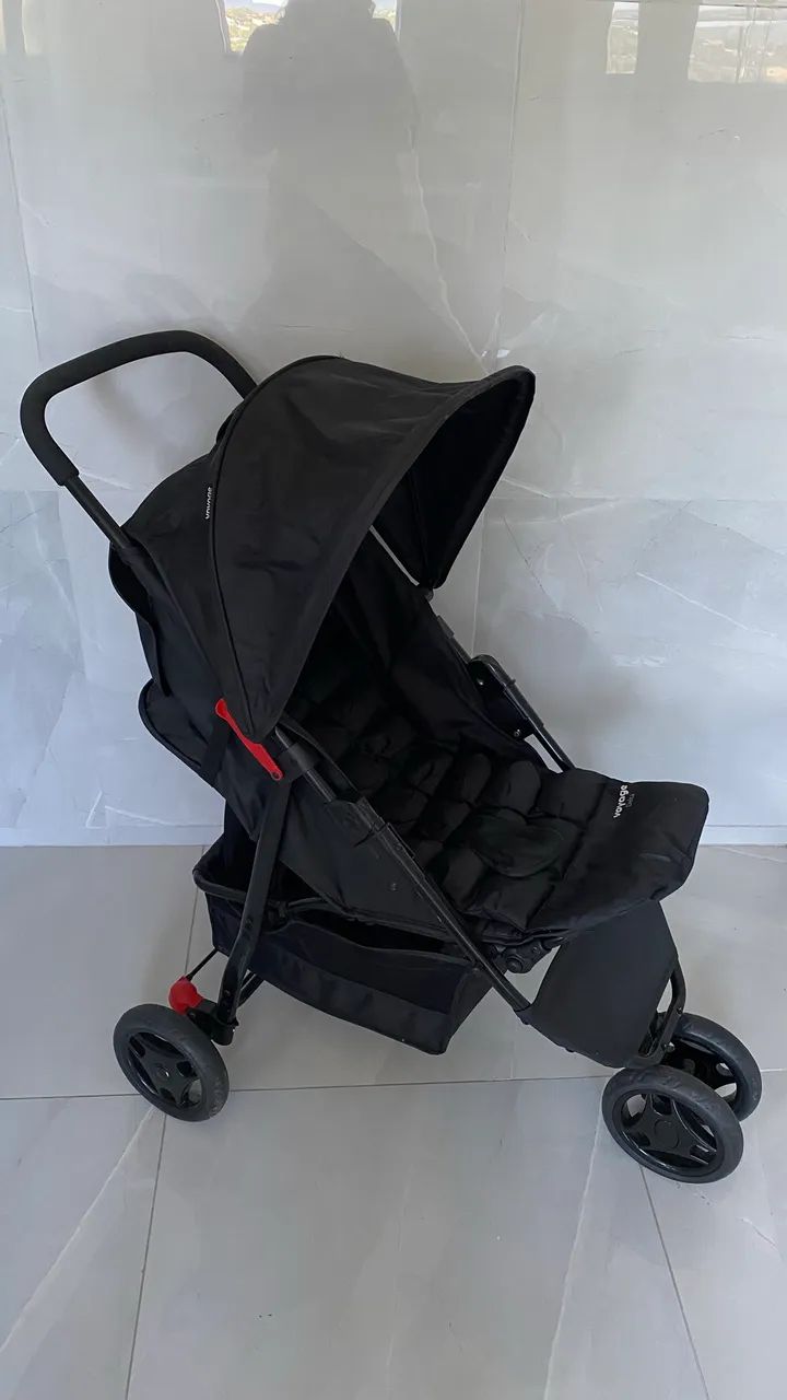 Carrinho com bebê conforto 