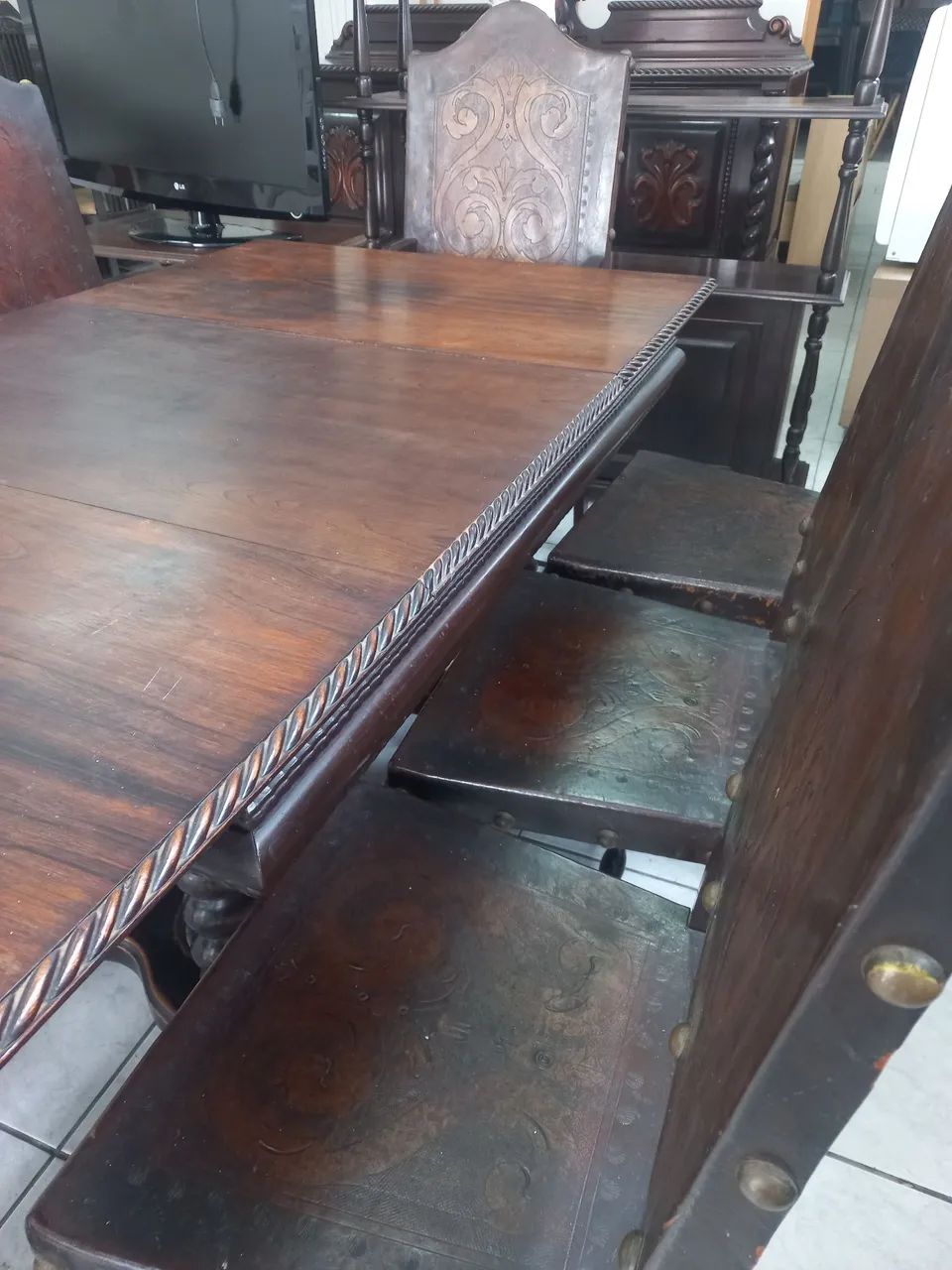 Mesa de madeira maciça c/ 8 cadeiras - Foto 4