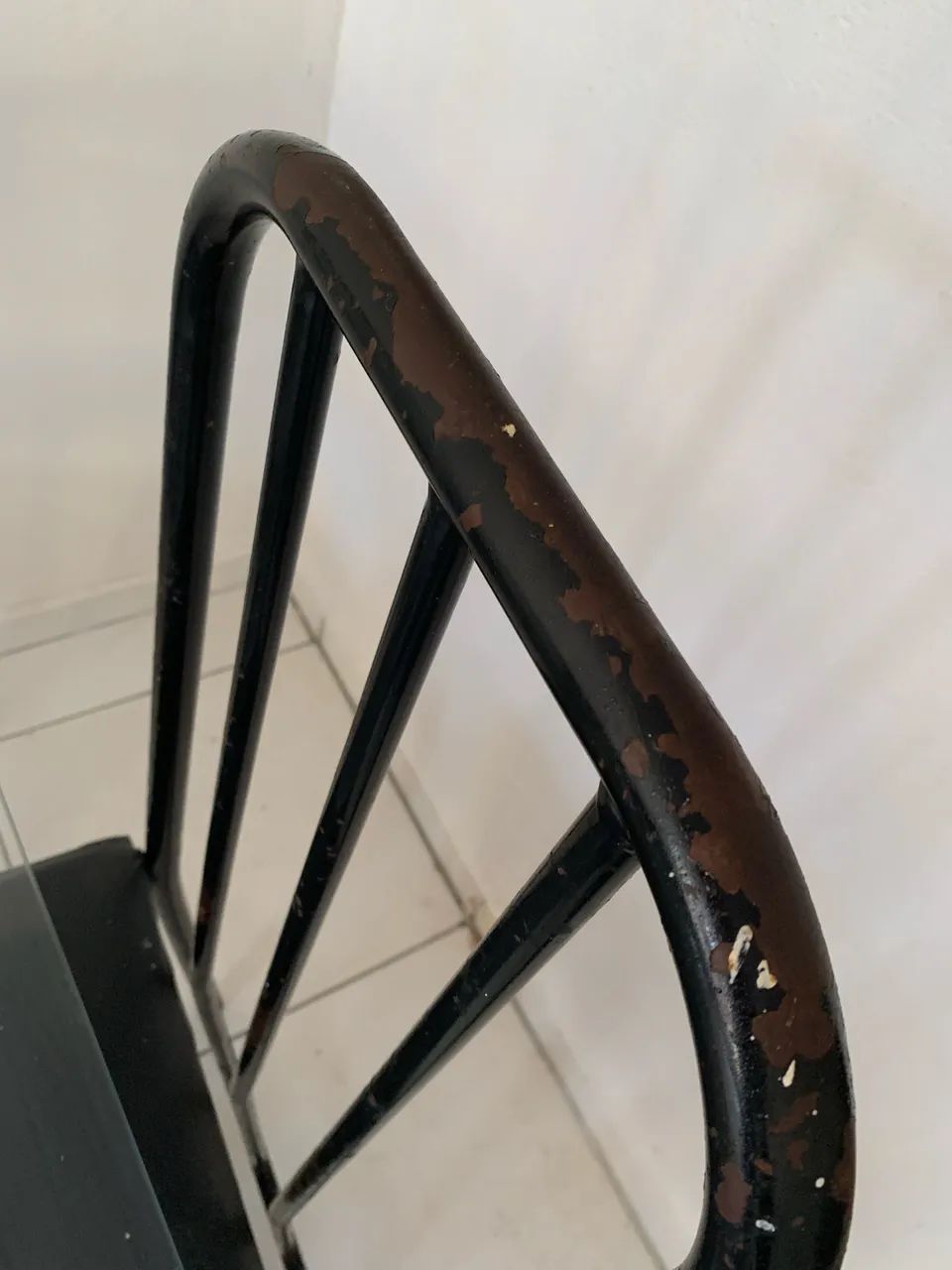 Mesa de vidro com 4 cadeiras de ferro - Foto 5