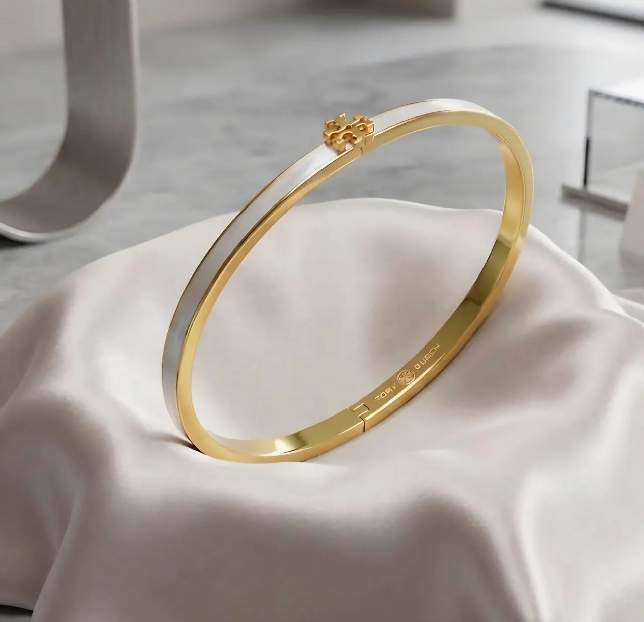Bracelete Tory Burch Dourado e branco 