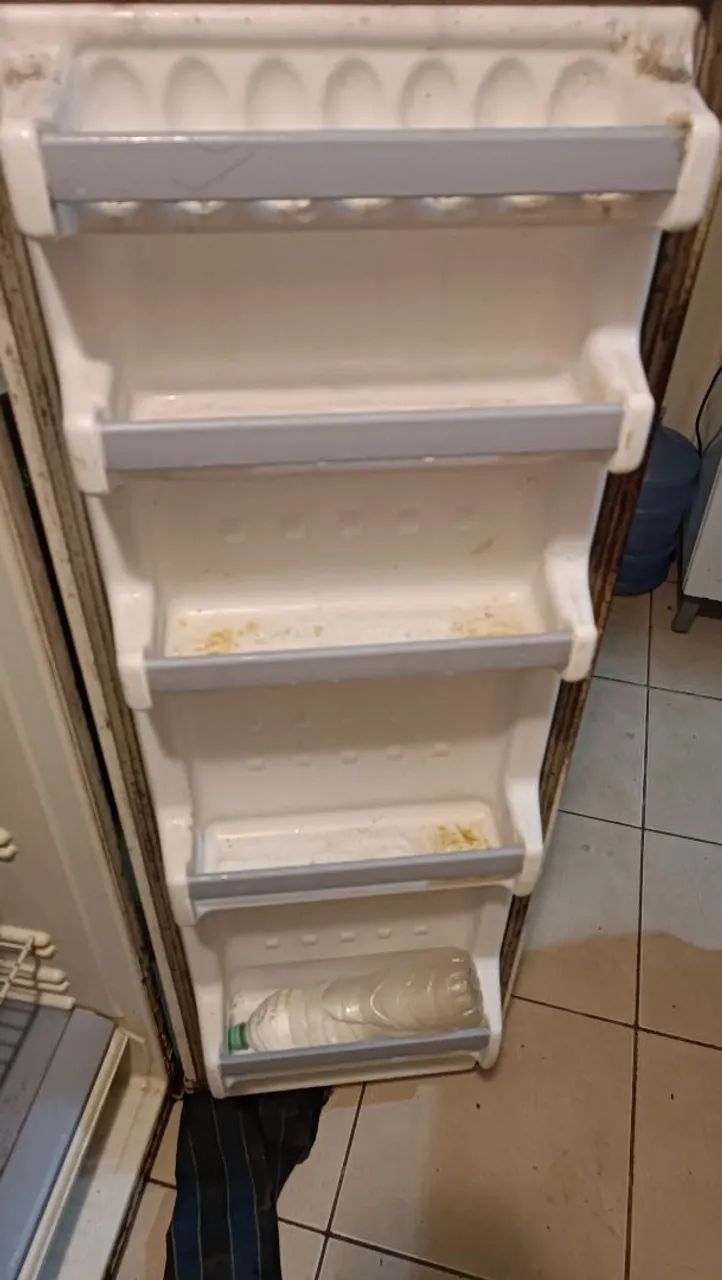Geladeira feia e usada (gelando normal) - Foto 3