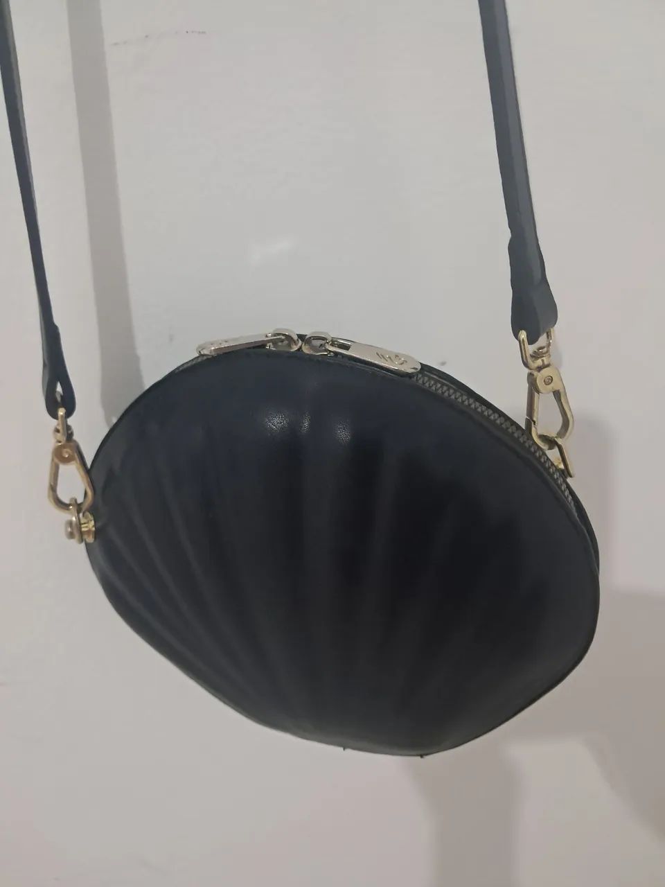 Bolsa Bag de Couro modelo concha  com alça longa regulável 