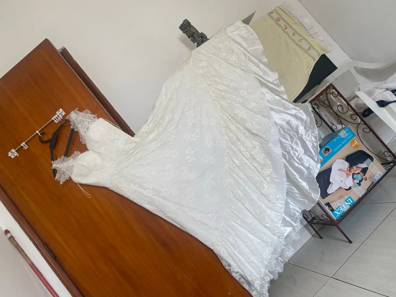 Vestido de noiva e mais 8 camisas e uma saia