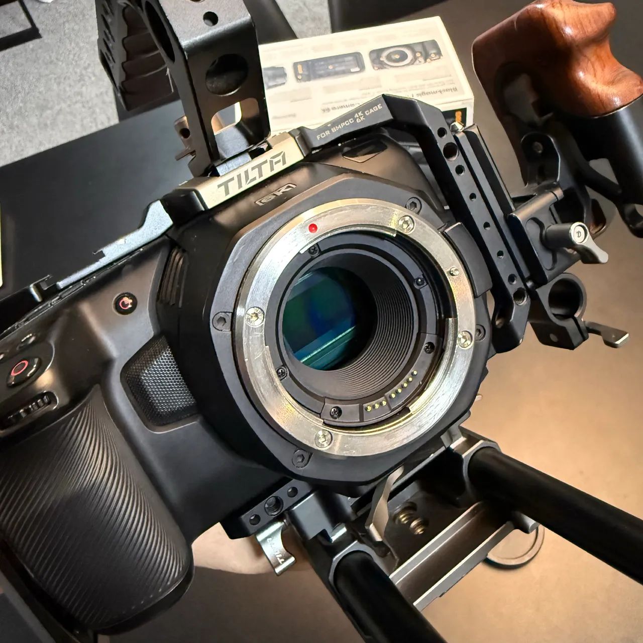 Câmera Blackmagic Pocket 6k - perfeito estado com cage Tilta - Foto 4