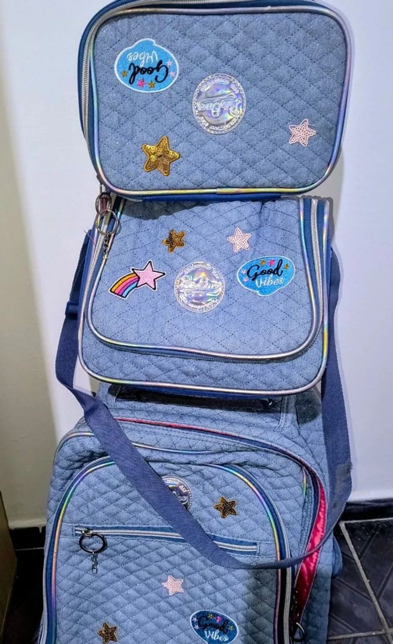Mochila  Menina de Rodinhas Com Lancheira Térmica e Estojo  - Foto 3