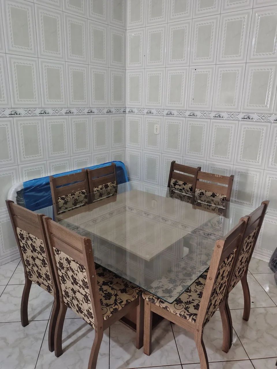 Vende-se mesa de 8 cadeiras. Mesa em perfeito estado, cadeiras com algumas marcas de uso. - Foto 2