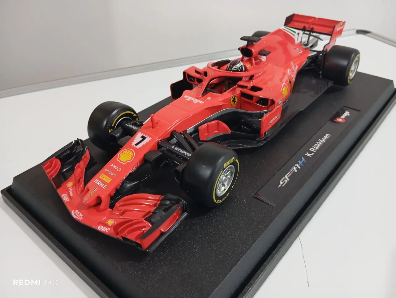Miniatura 1/64 Bburago Fórmula 1 Scuderia Ferrari SF-25 Charles