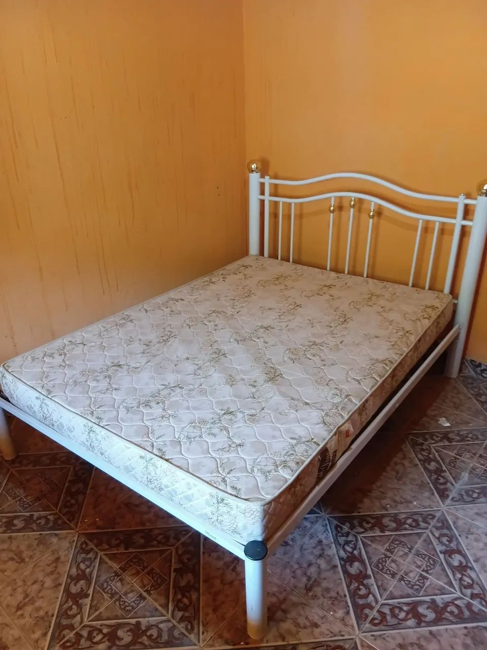Cama de casal com colchão 