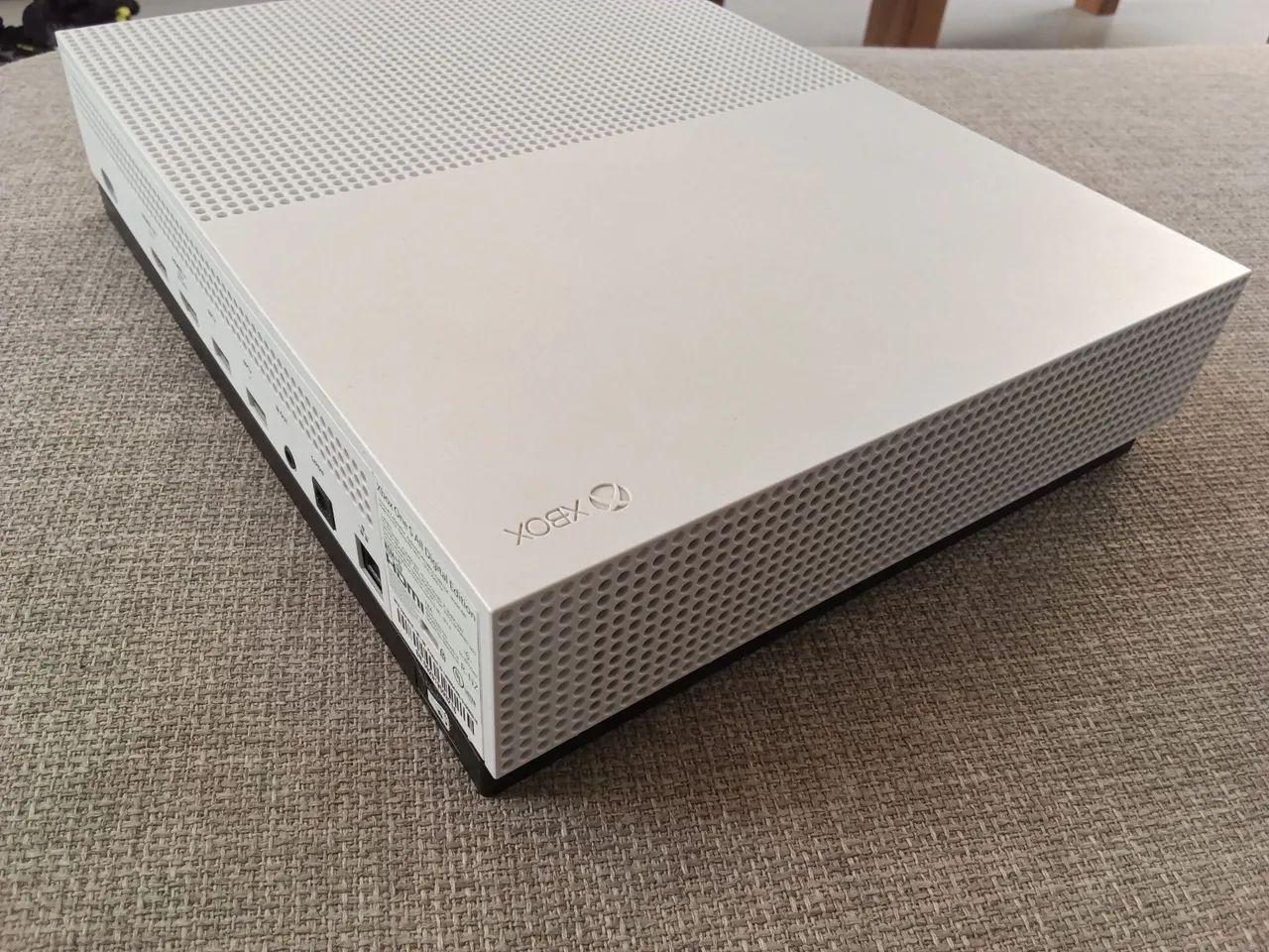 XBOX ONE S 1TB SSD com controle (SEM CAPINHA E COM DRIFT COM CABOS E JOGOS)