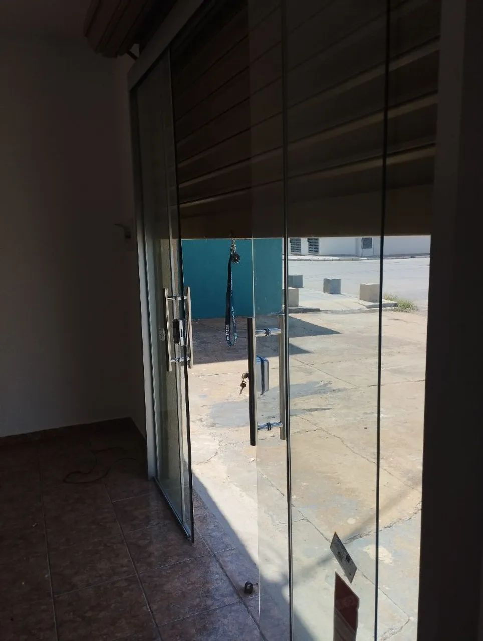 Aluga se sala comercial com banheiro 