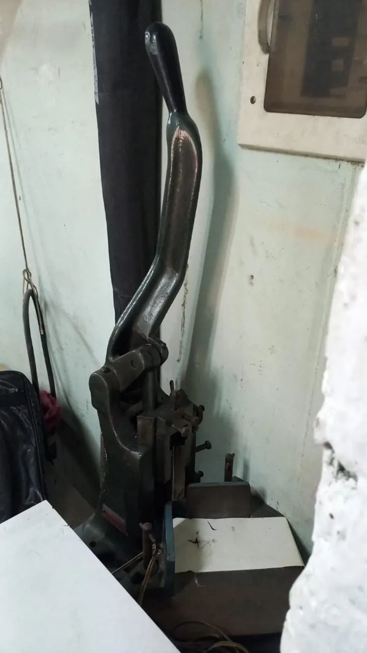 Máquina Furadeira, Mesa Vibradora e Canteadeira - Foto 3