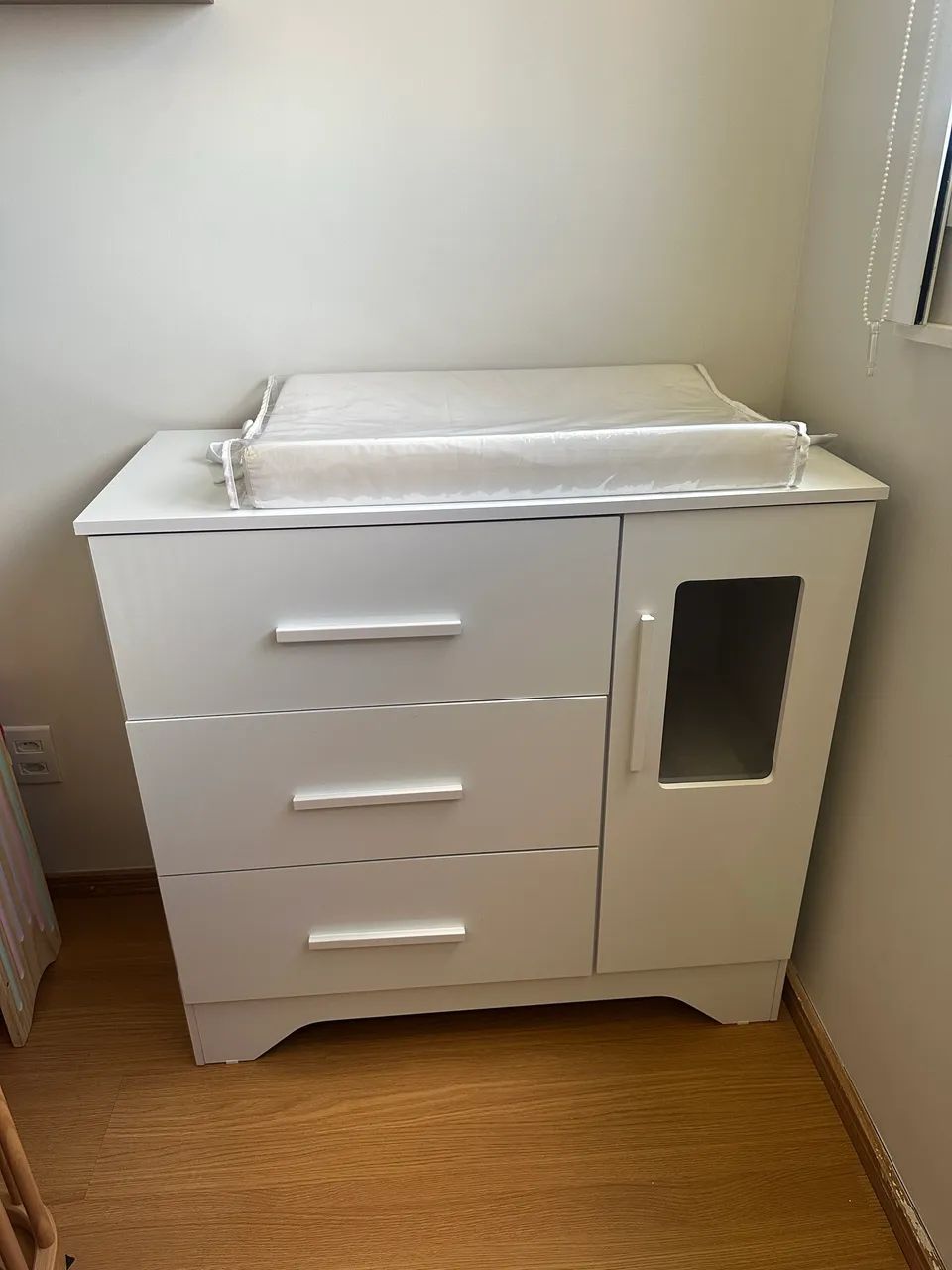 Cômoda branca praticamente nova