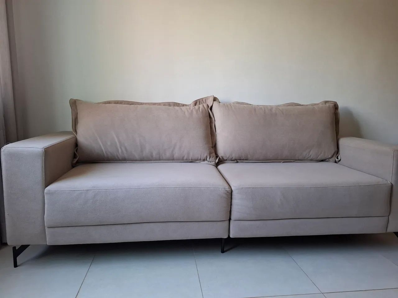 SOFÁ DOIS LUGARES SEMINOVO BEGE - Foto 2
