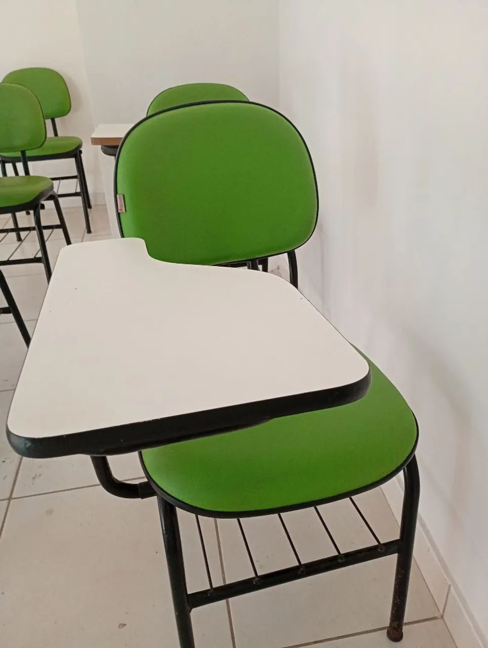 Cadeiras escolares estofadas.