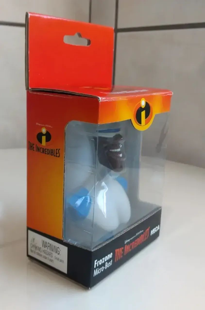 Neca Disney Pixar Os Incríveis Vintage - Micro Busto Frozone (11cm) - Foto 2