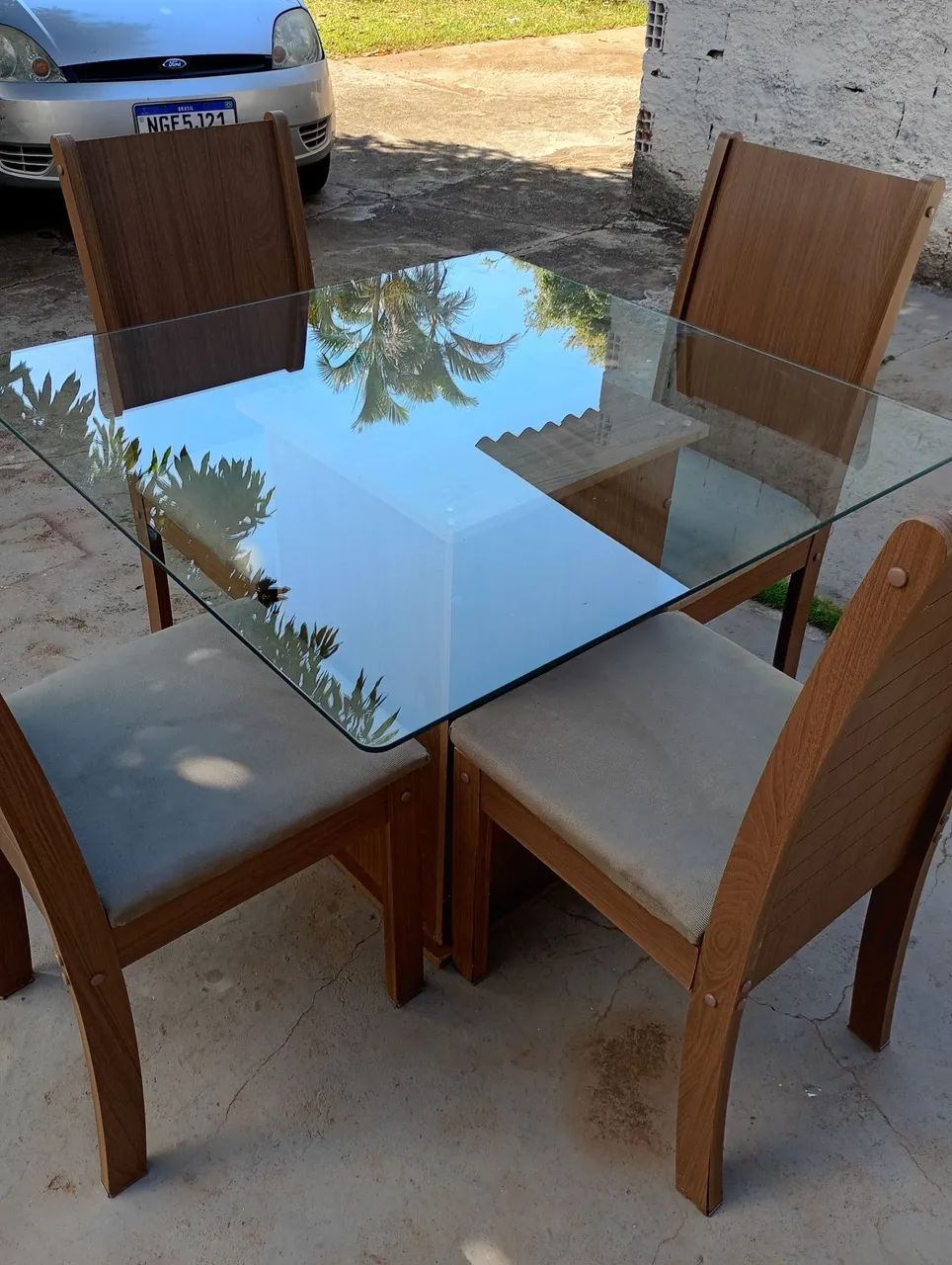 Mesa com tampo de vidro e 4 cadeiras bem nova entrego  - Foto 3