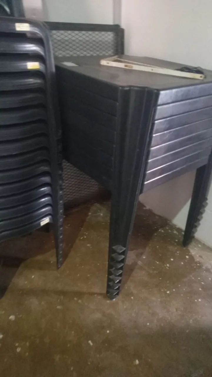 Conjunto de mesa com cadeiras preta