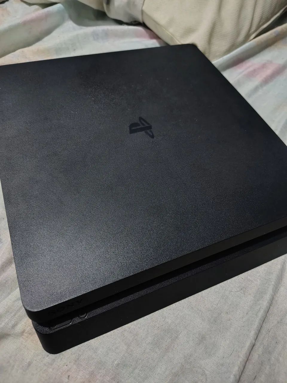 PS4 SLIM 1TB + 2 CONTROLES + GOD OF WAR RAGNAROK + JOGOS - Foto 2