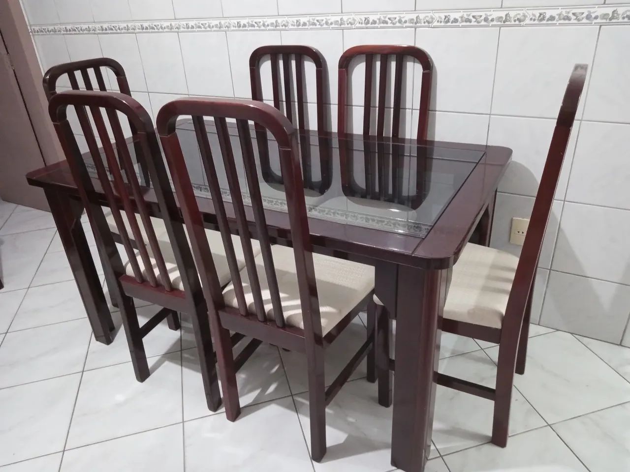 Mesa 6 cadeiras, madeira e vidro. - Foto 2