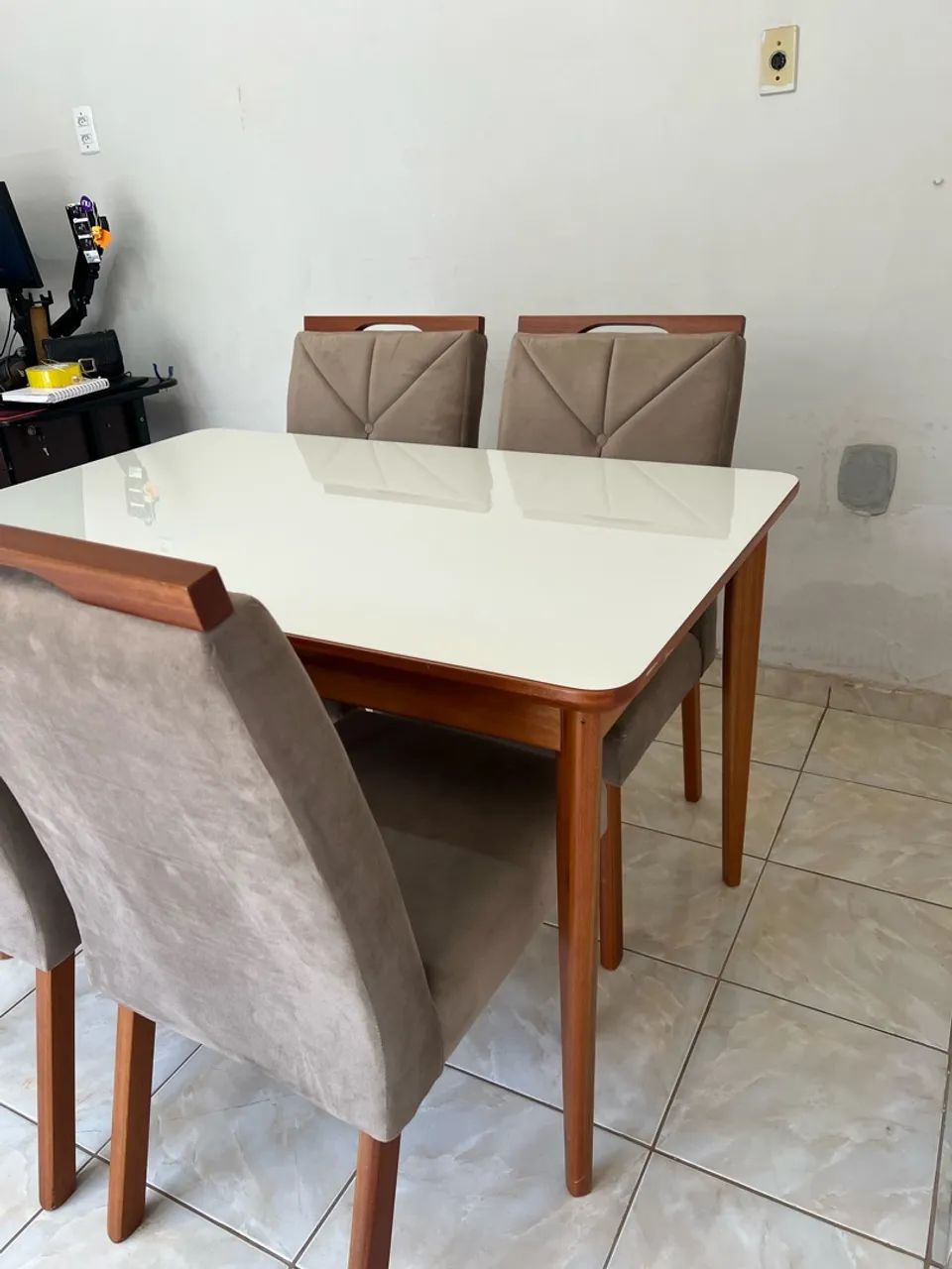 Mesa de madeira com tampo de vidro e 4 cadeiras  - Foto 4