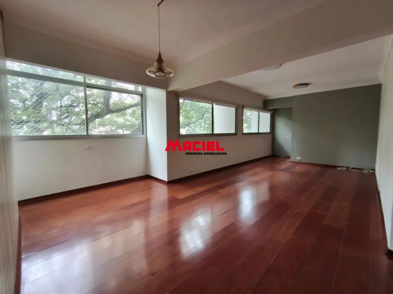 Apto no jardim São Dimas, bem proximo da praça, igreja e centro da cidade, 03 dormitorios,