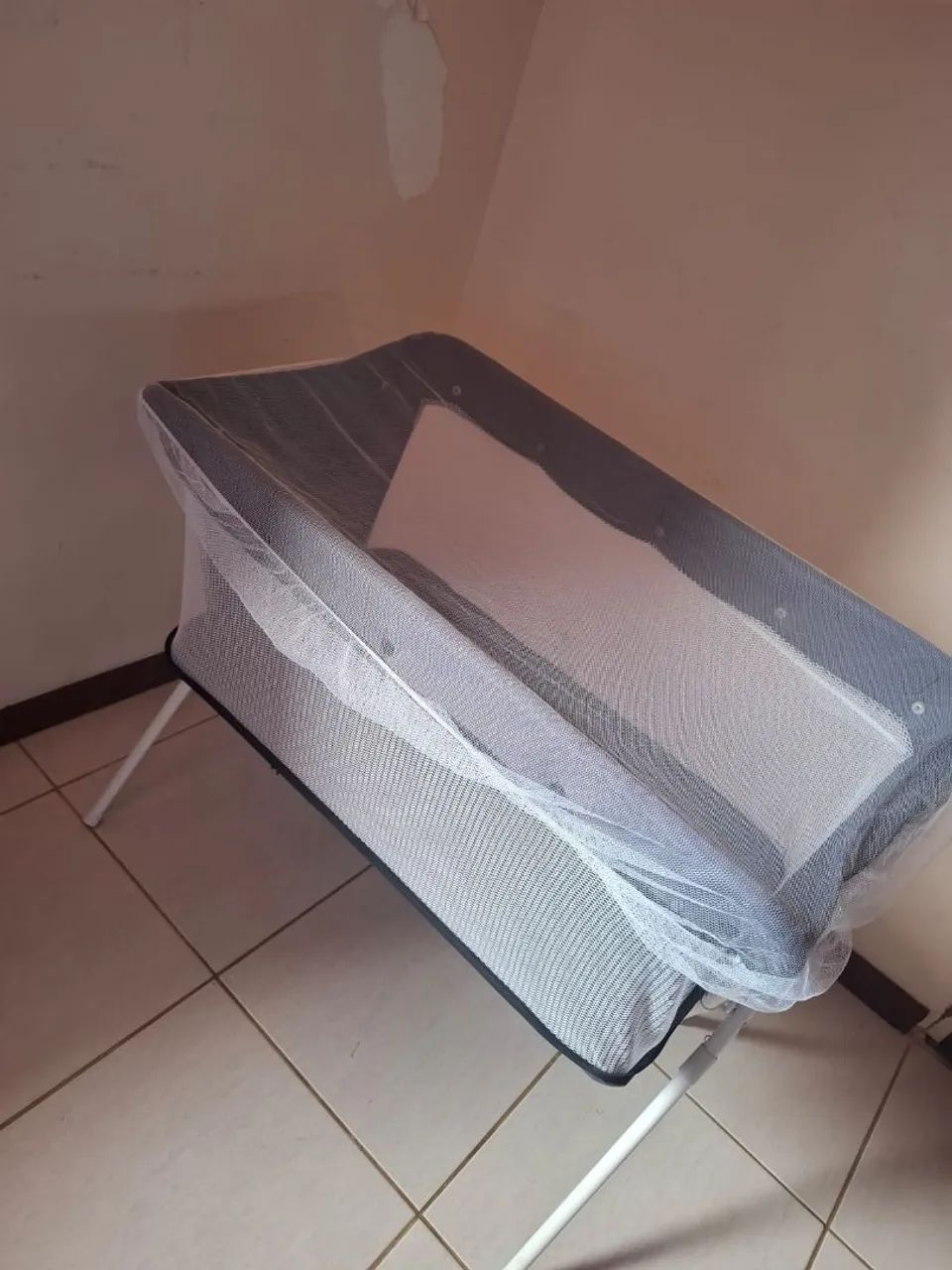 Berço Portátil Dobrável Cinza com Mosquiteiro - Ótimo Estado