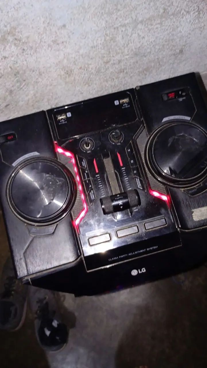 Vendo caixa de som lg com defeitos de quebrada mais está funcionando normal - Foto 2