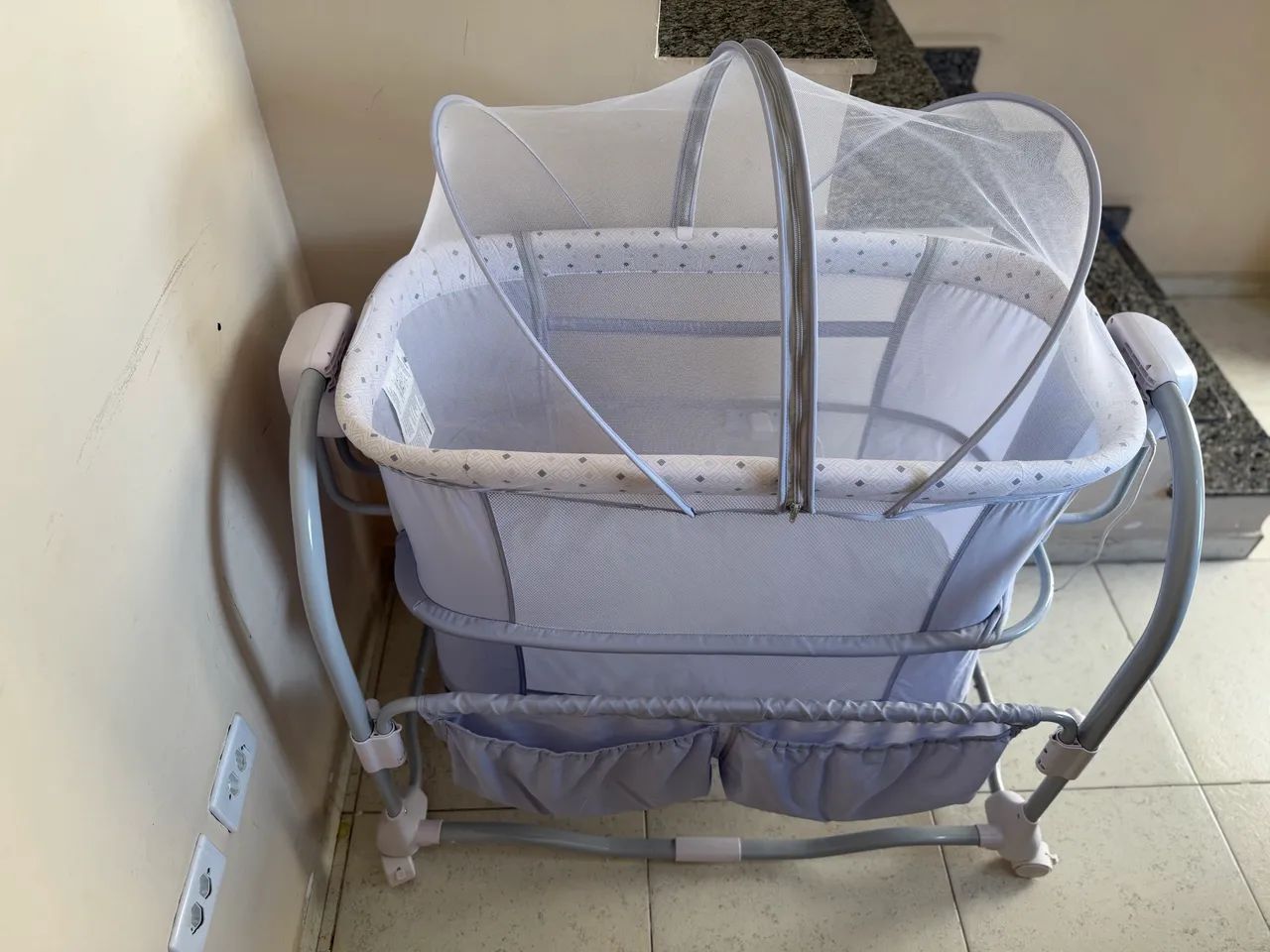 BERÇO BLUETOOTH BALANÇO AUTOMÁTICO DUAS ALTURAS CINZA CLARO ESTAMPADO - Foto 2