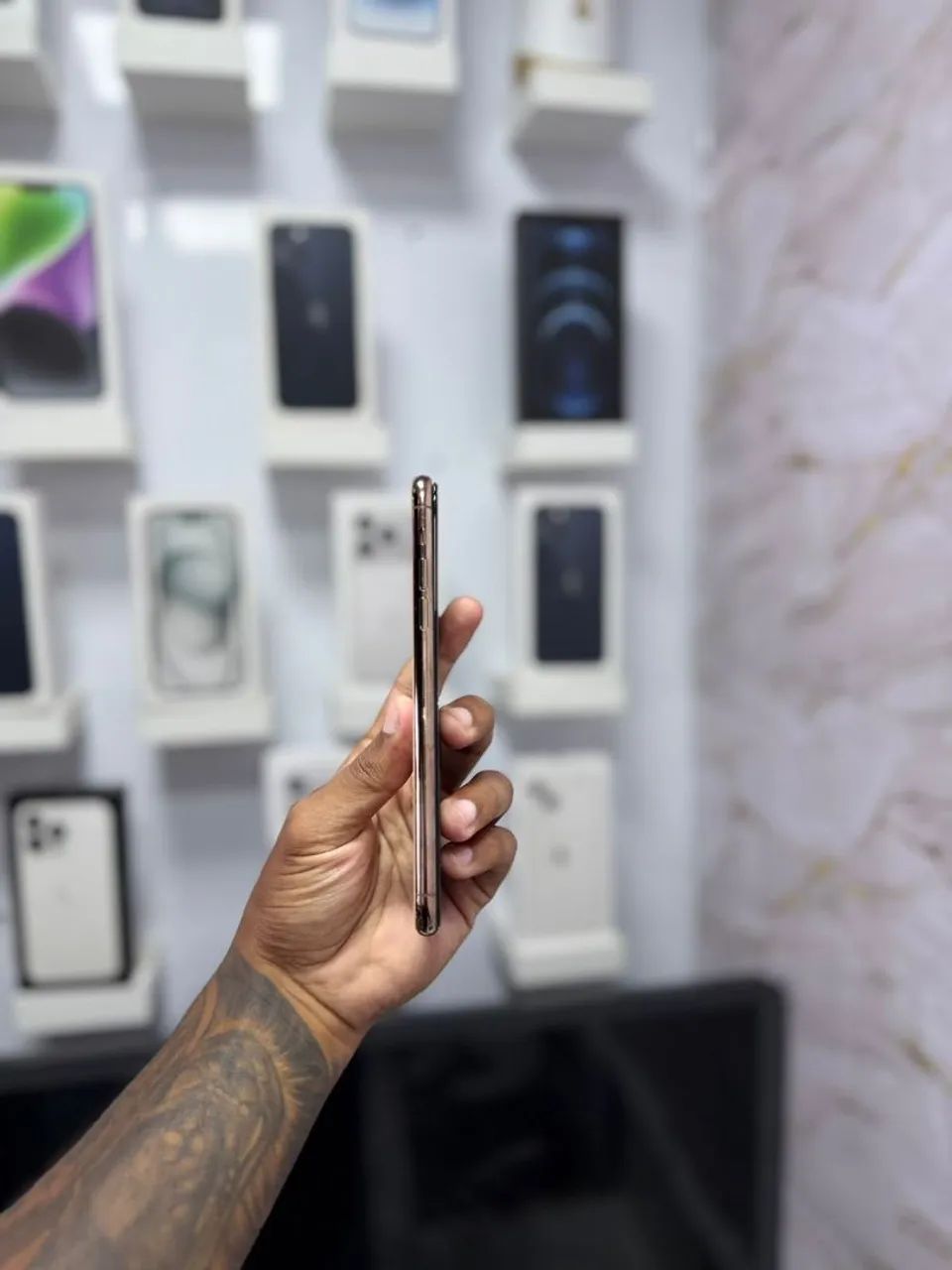 IPHONE 11 PRO MAX 128GB GOLD<br>R$ 1.550,00 TOP - Foto 2