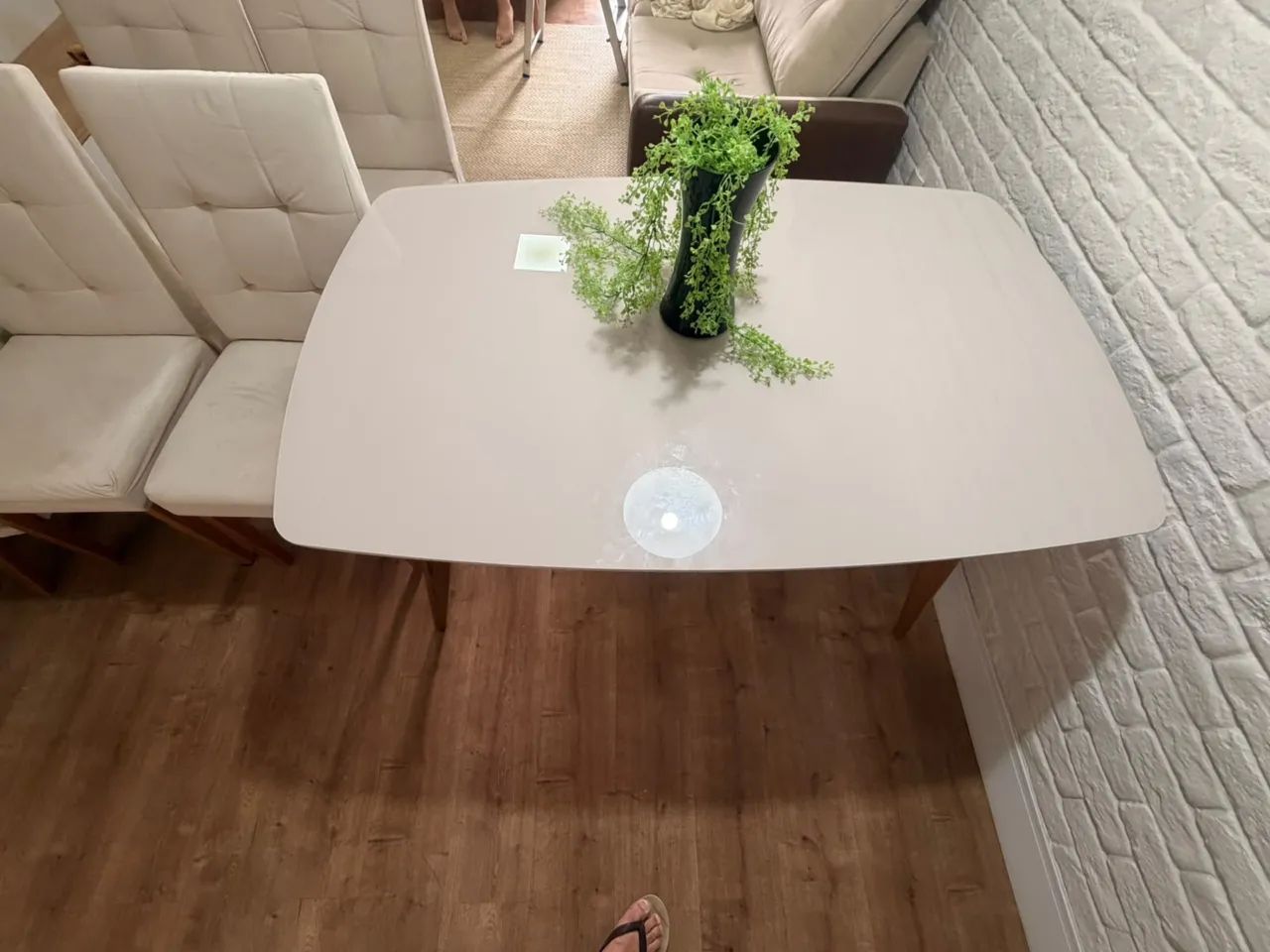 Mesa retangular com quatro cadeiras, em tampo de vidro laqueado! - Foto 3