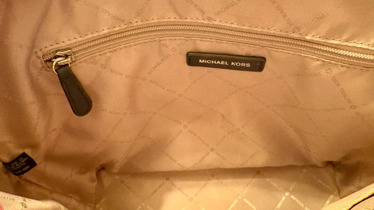 Michael Kors Charlotte Grande Bolsa Com Zíper Superior - Foto 4