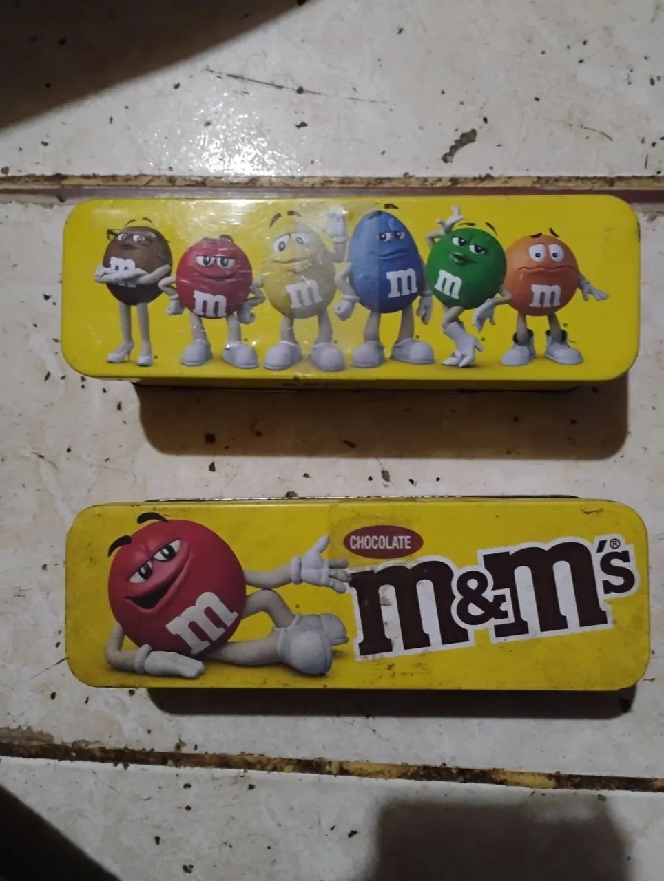 Duas latas colecionáveis M & Ms. diferentes