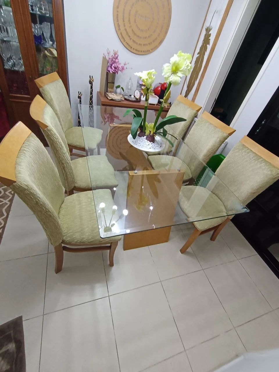 Mesa jantar vidro 6 cadeiras estofadas em buclê - Foto 4