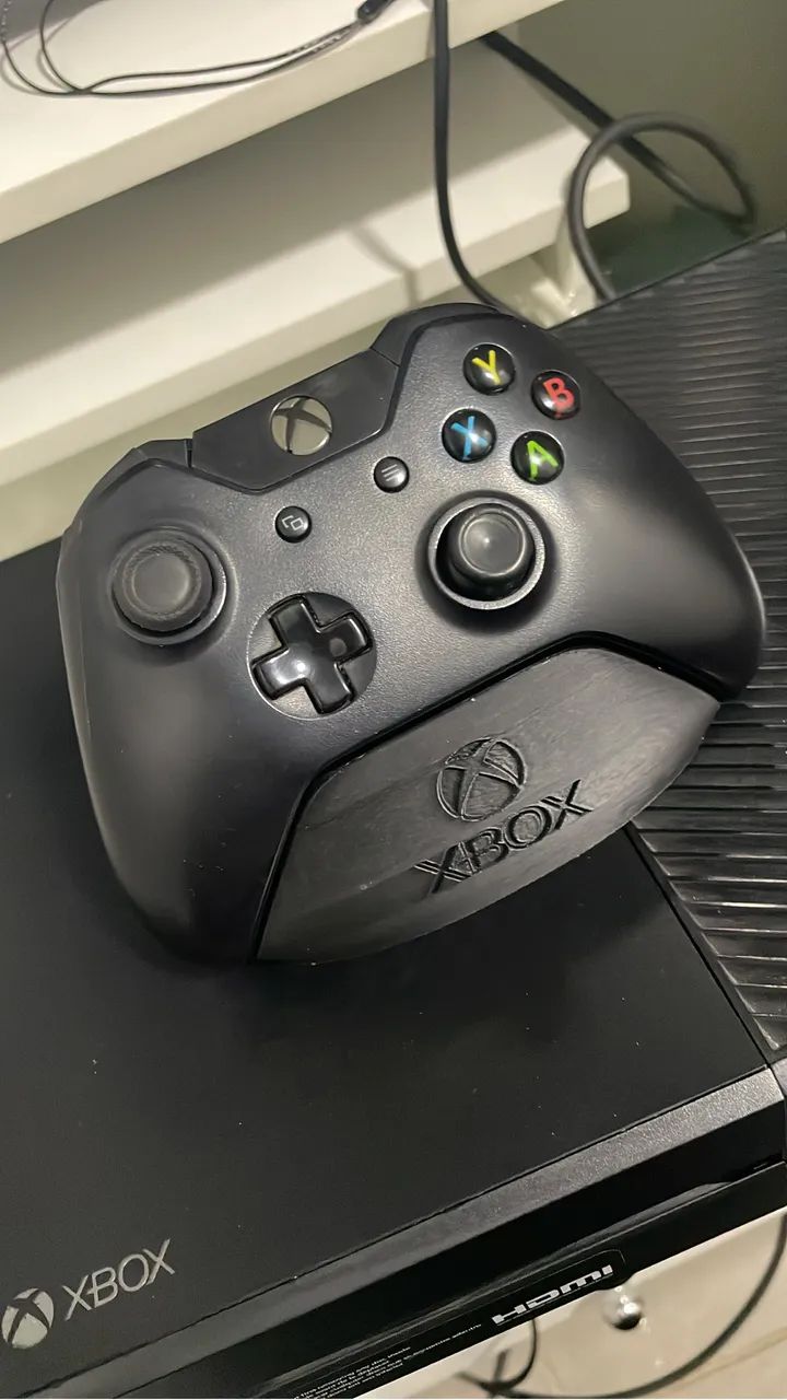 Xbox One com duas manetes em perfeito funcionamento 