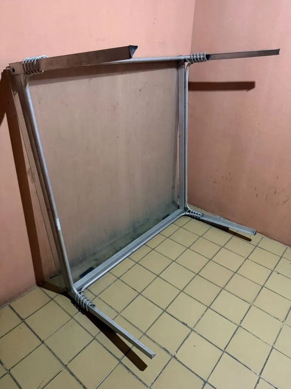 Mesa de Jantar em Alumínio - Ótima para o seu Lar! - Foto 4