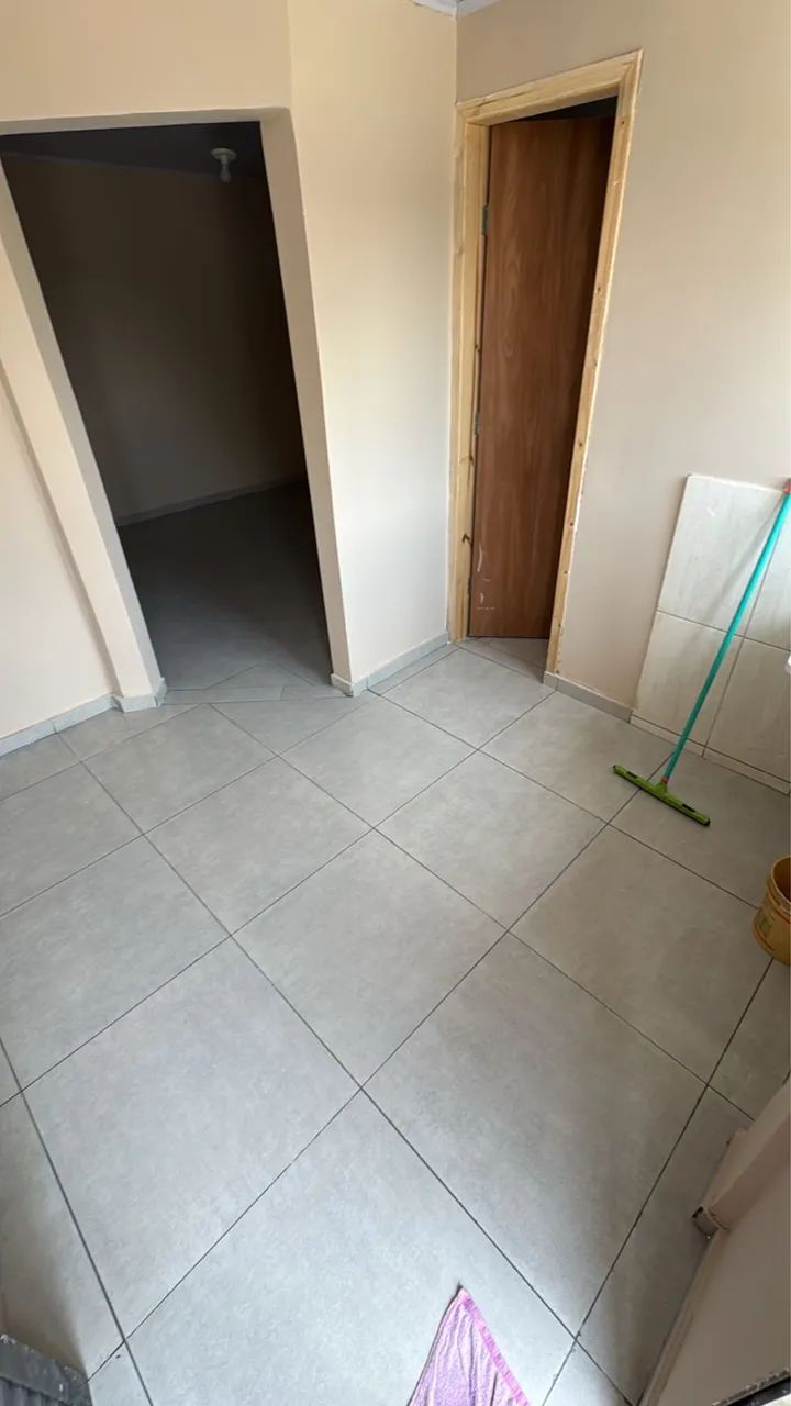 Alugo casa/kitnet 