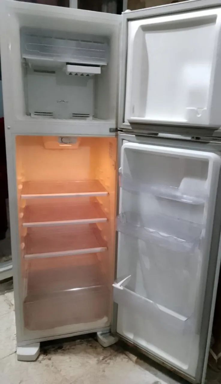 Vendo geladeira funcionando perfeitamente com garantia  - Foto 2