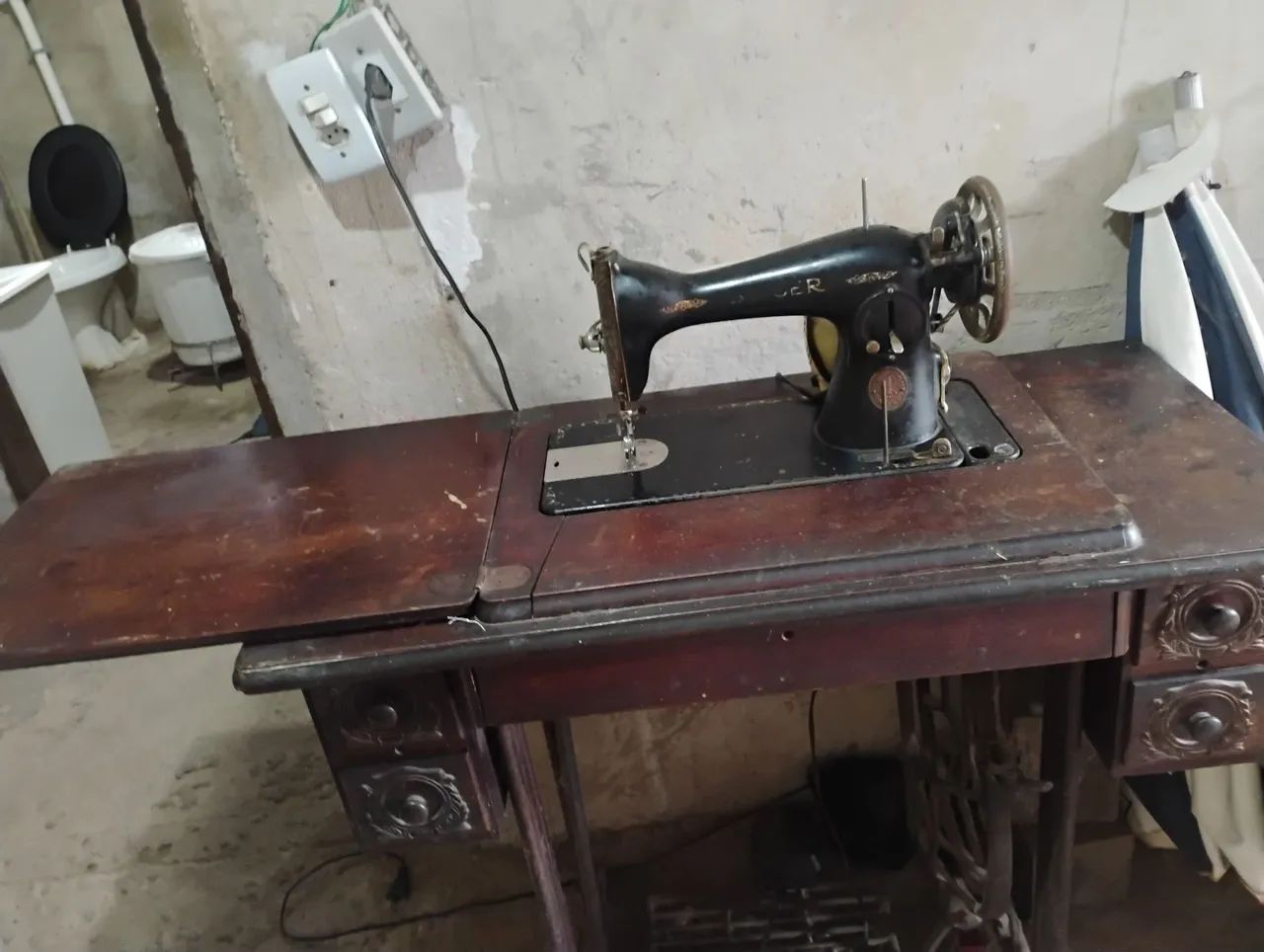 MÁQUINA DE COSTURA SINGER ANTIGA - MODELO 15C (1960) ?64994174502786122