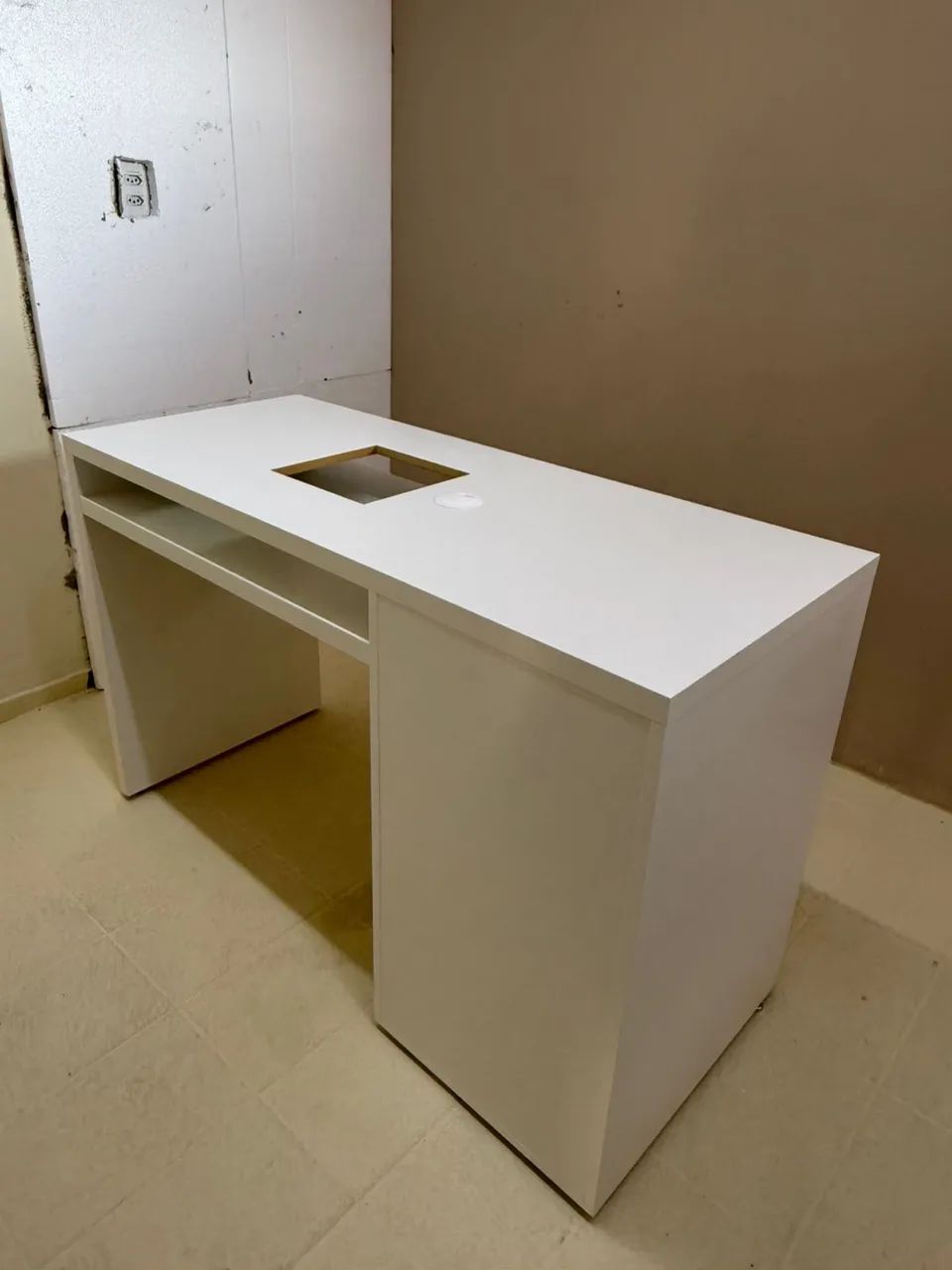 MESA RETA PARA MANICURE 